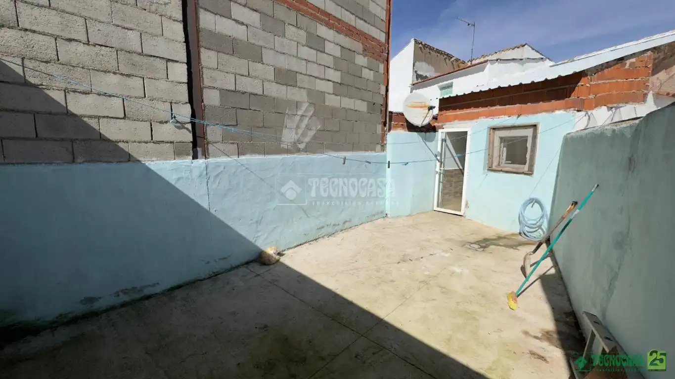 Vista exterior de Casa adosada en venta en Puebla de Almenara con Calefacción y Amueblado