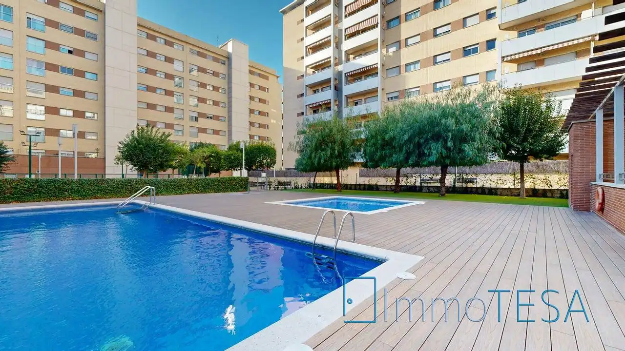 Swimming pool of Flat for sale in Barberà del Vallès  with Air Conditioner, Heating and Parquet flooring