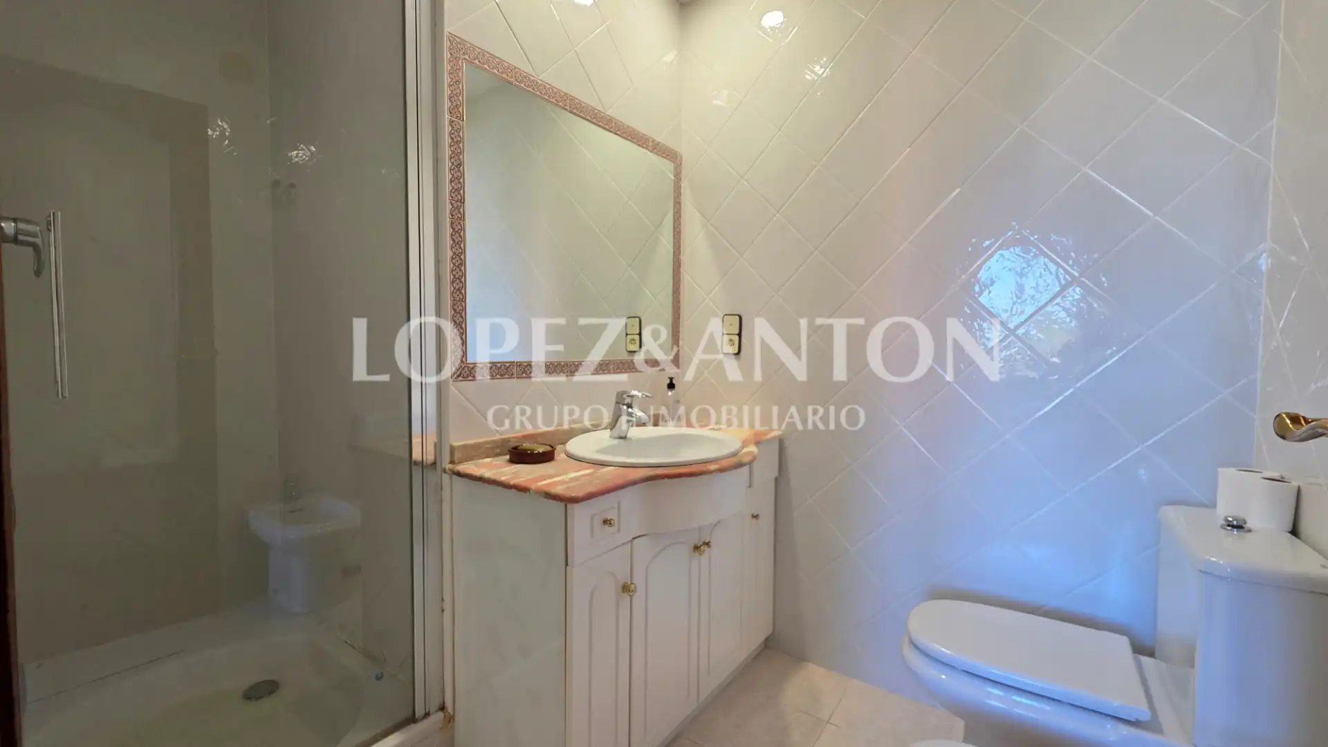 Bathroom of Houses for sale in L'Eliana  with Air Conditioner, Heating and Private garden
