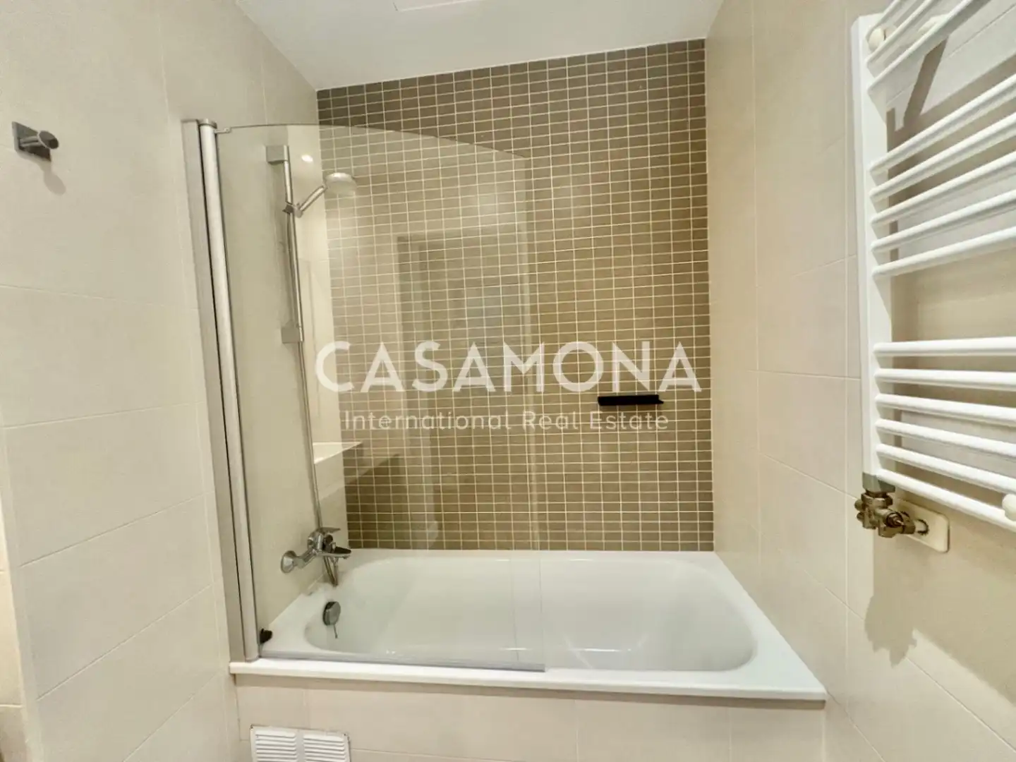 Bany de Apartament en venda en Barcelona amb Aire condicionat, Calefacció i Terrassa