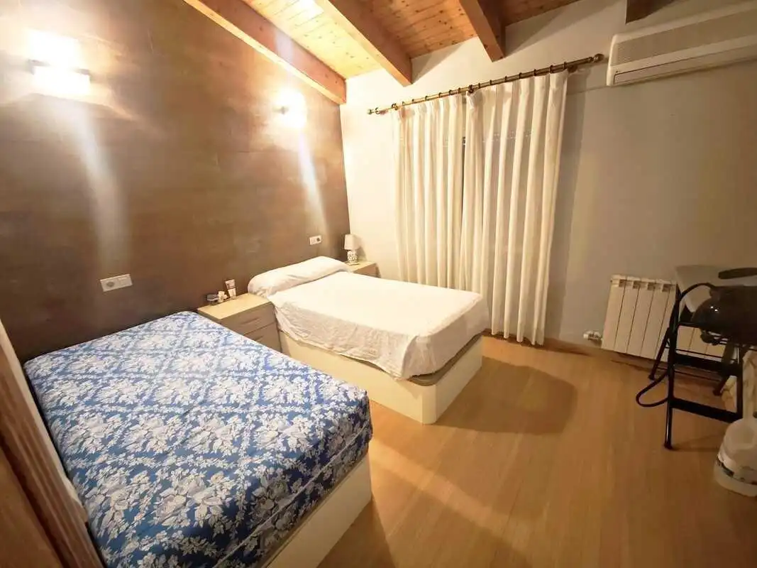 Habitación de Casa adosada en venta en Paracuellos de Jiloca con Aire acondicionado, Calefacción y Jardín privado