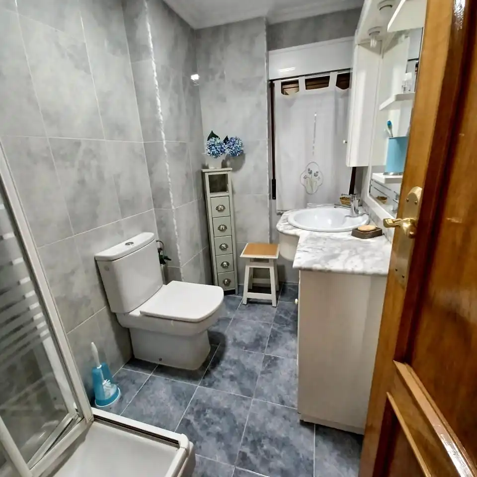 Badezimmer von Wohnung zur Miete in Ourense Capital  mit Heizung, Privatgarten und Möbliert
