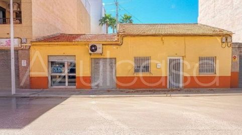 Estupenda casa en planta baja en venta de 4 dormitorios y 2 baños con 2 patios exteriores