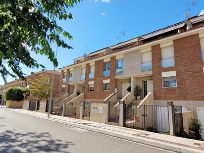 Vista exterior de Casa adosada en venda en Mollerussa amb Terrassa i Balcó