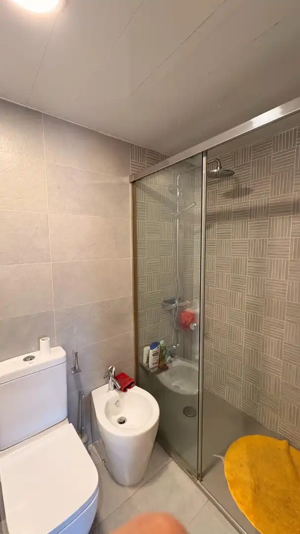 Badezimmer von Wohnung zum Verkauf in L'Hospitalet de Llobregat mit Parkett