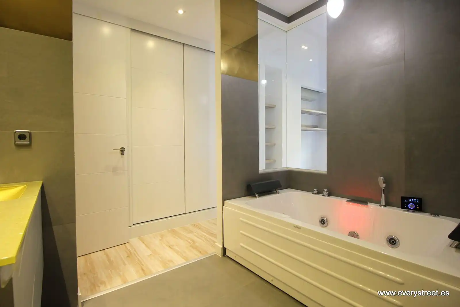 Bathroom of Flat for rent in Madrid  with Air Conditioner, Heating and Terrace
