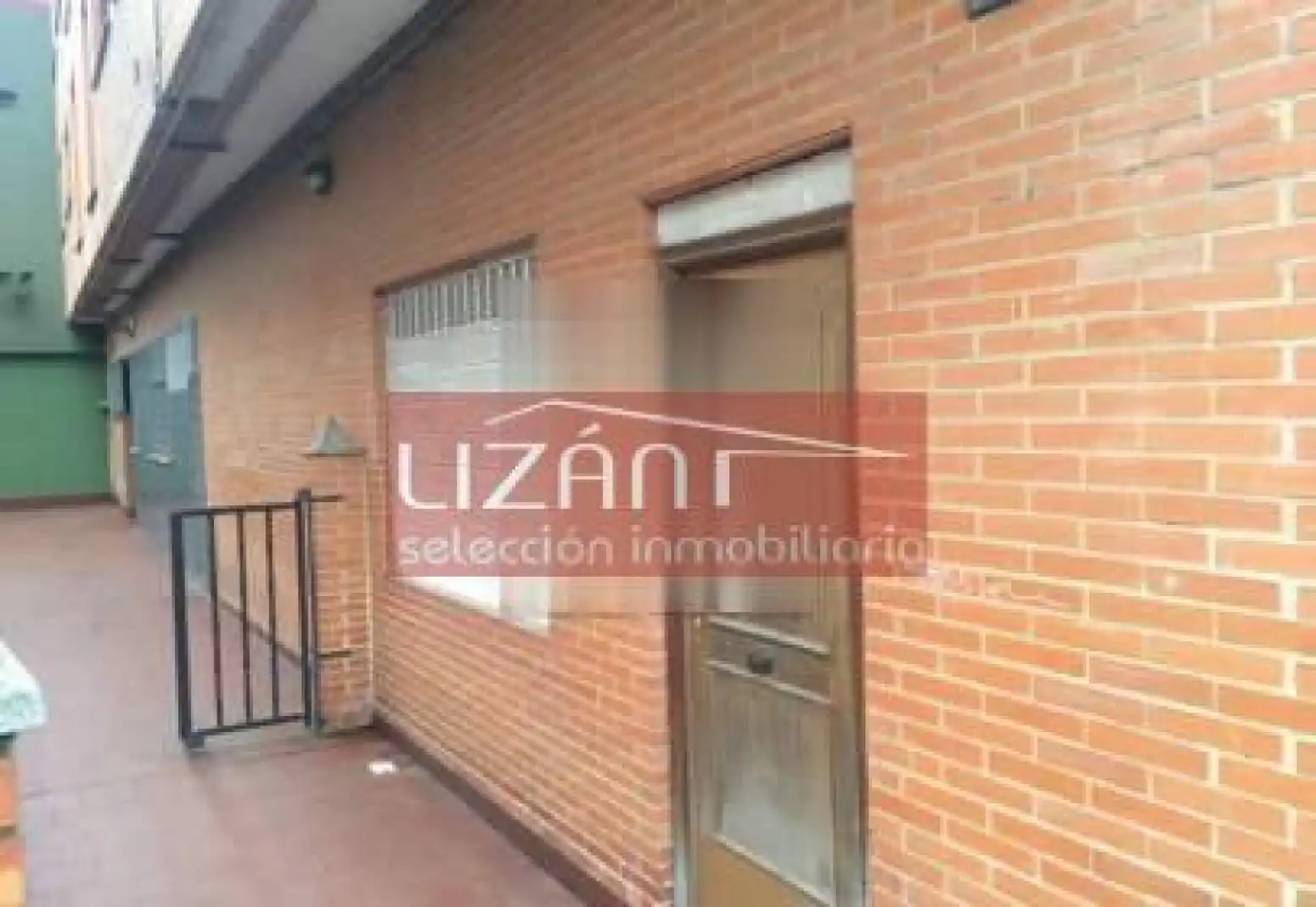 Vista exterior de Local en venta en Oviedo 