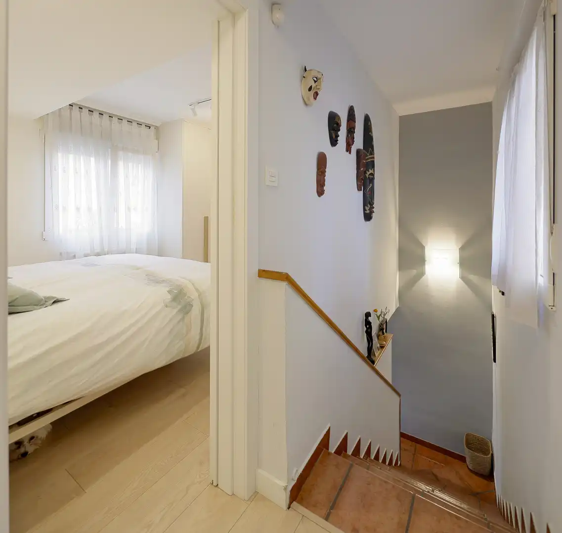 Dormitori de Casa adosada en venda en Oviedo  amb Calefacció, Terrassa i Traster