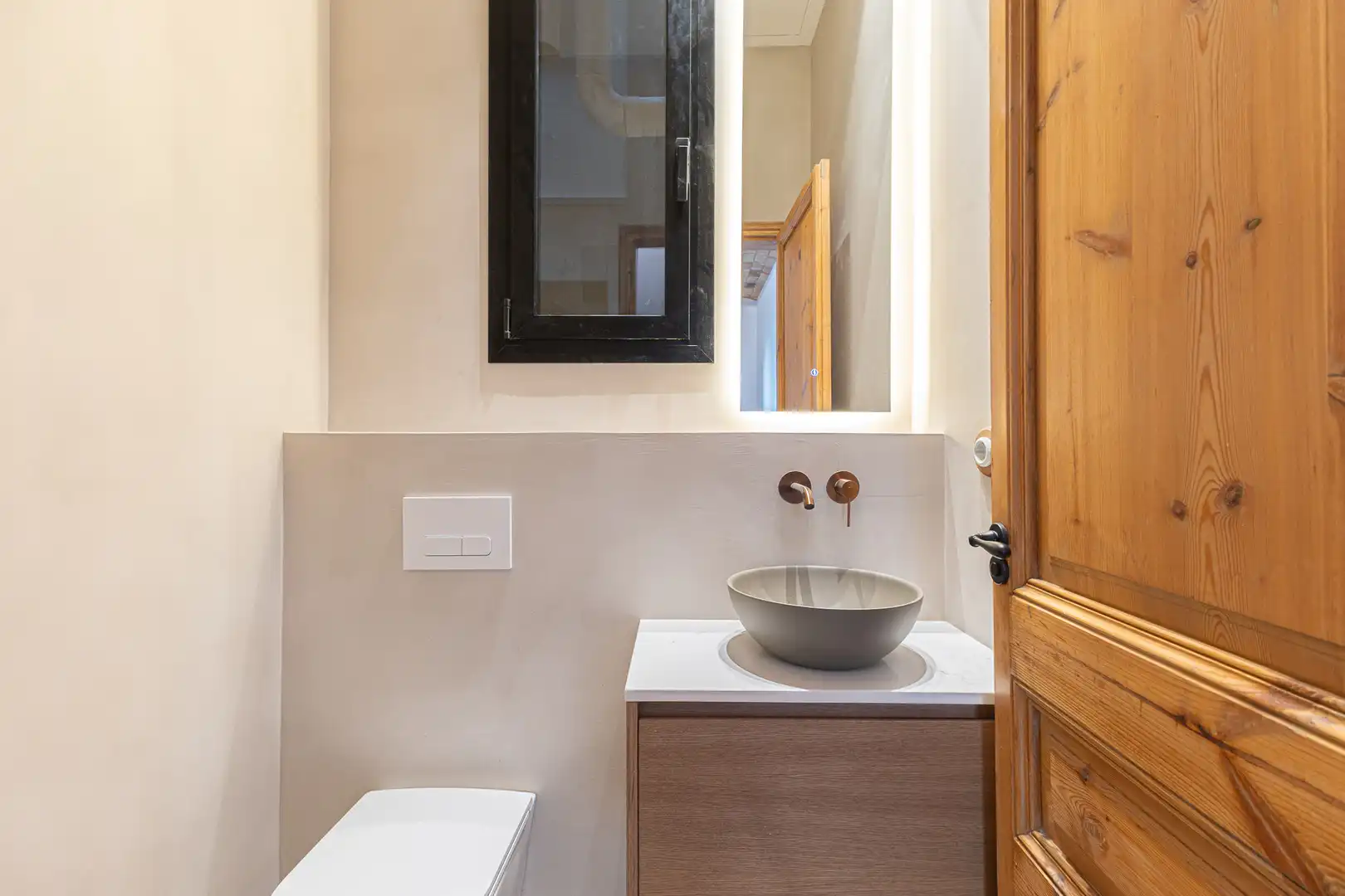 Badezimmer von Wohnung zum Verkauf in Barcelona mit Klimaanlage, Heizung und Balkon