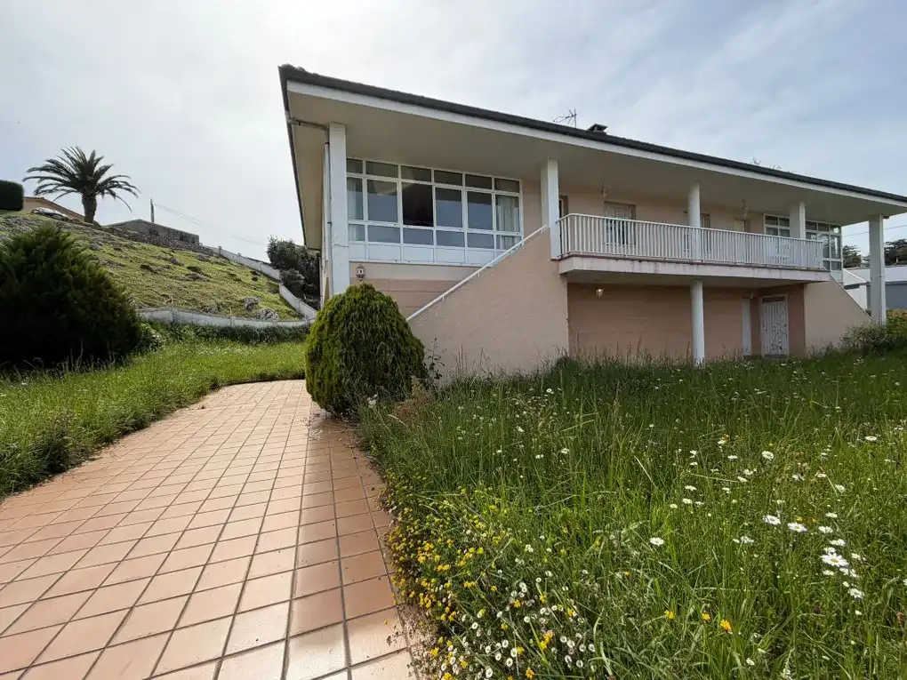 Vista exterior de Casa o xalet en venda en Llanes amb Calefacció, Jardí privat i Terrassa