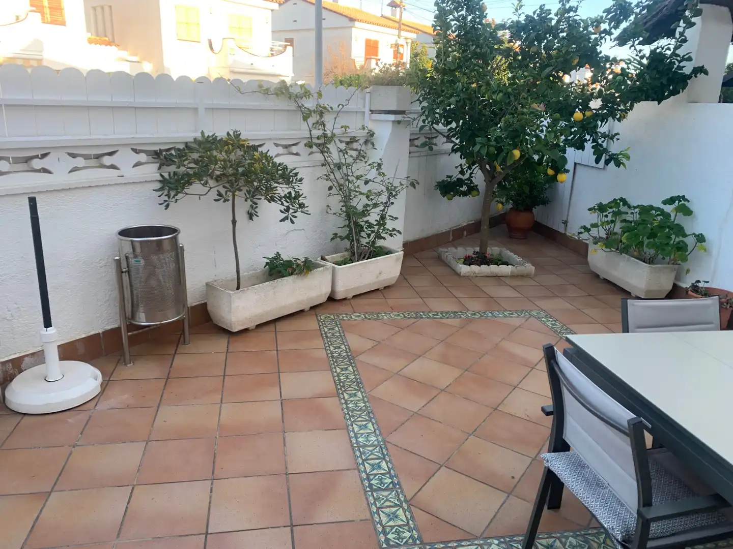 Terrasse von Einfamilien-Reihenhaus zum Verkauf in Torredembarra mit Klimaanlage, Heizung und Privatgarten