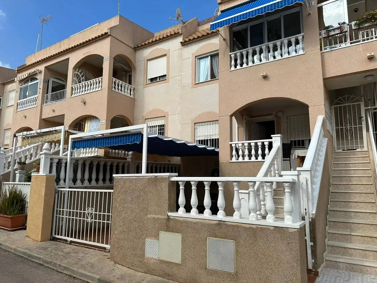 Vista exterior de Planta baja de alquiler en Torrevieja con Aire acondicionado, Calefacción y Jardín privado