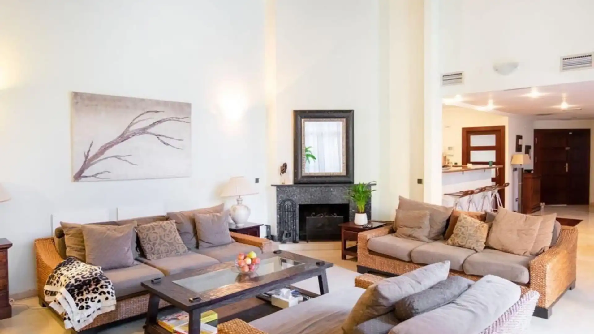 Sala d'estar de Casa adosada de lloguer en Marbella amb Aire condicionat, Moblat i Es permeten mascotes