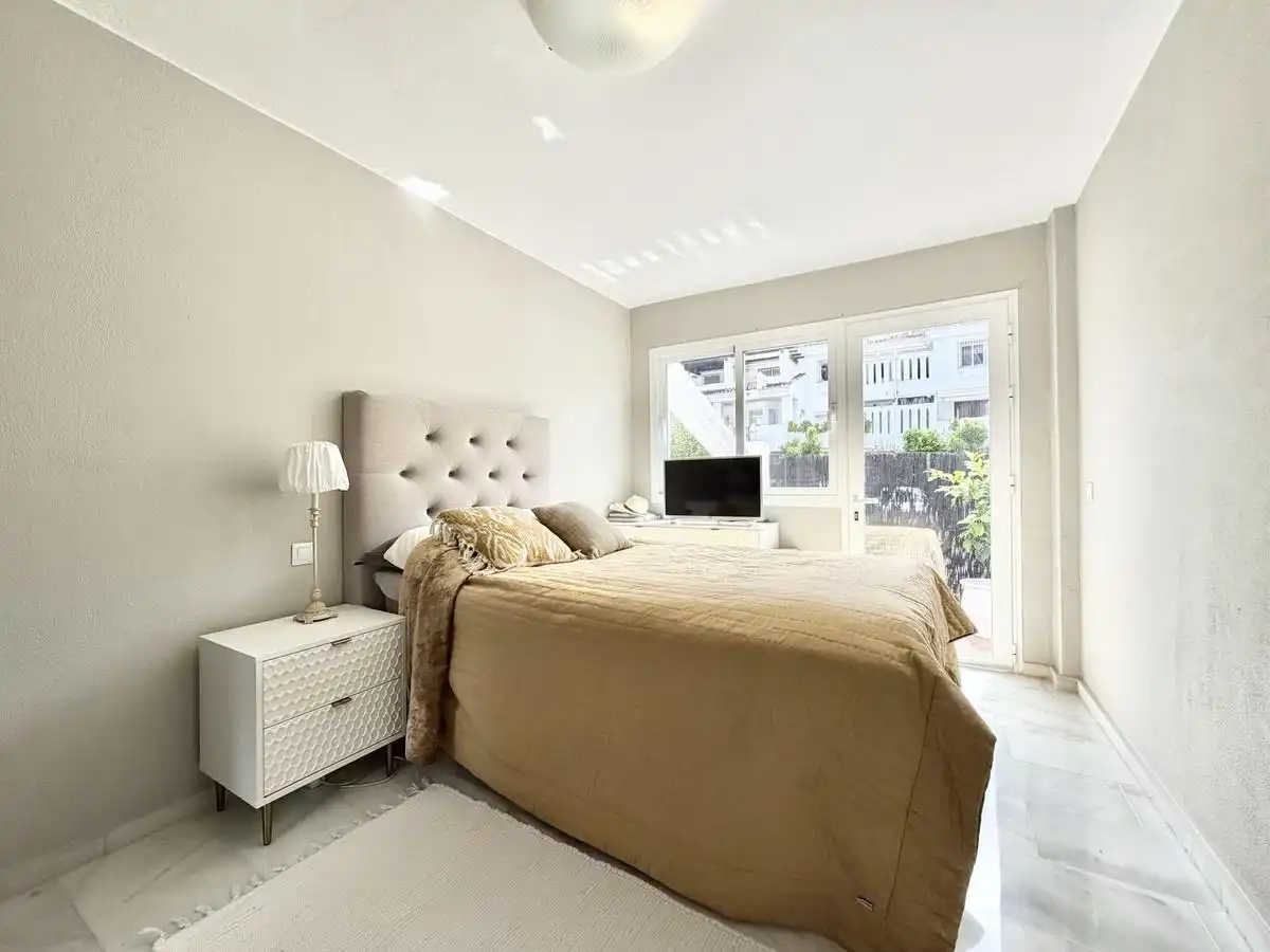 Dormitori de Casa adosada en venda en Marbella amb Aire condicionat, Jardí privat i Terrassa
