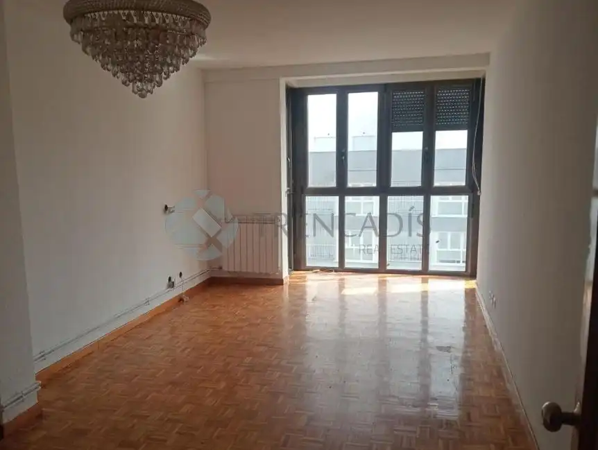 Piso con ascensor en venta en AV NTRA SEÑORA DE VALVANERA  Pl: Pt:D  MADRID (MADRID)