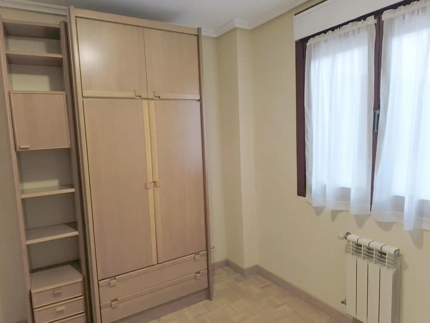 Schlafzimmer von Wohnungen zur Miete in Oviedo  mit Möbliert