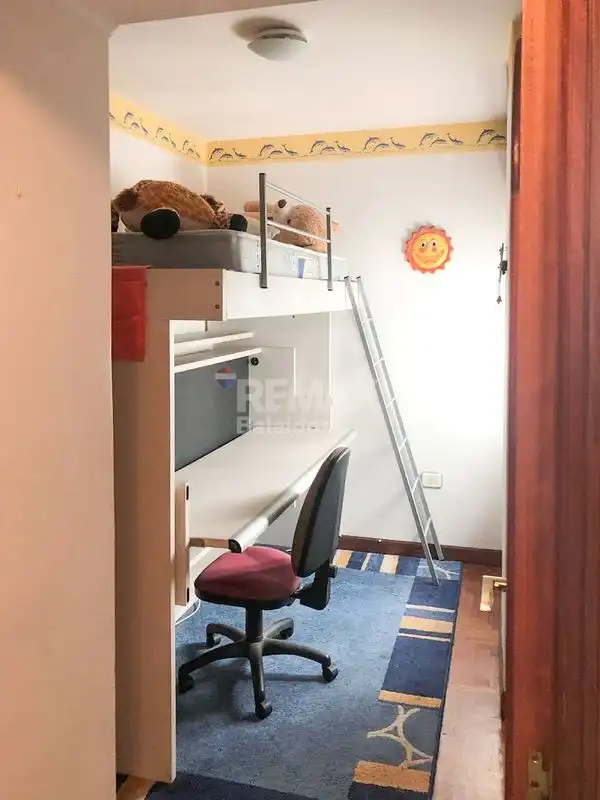 Dormitori de Pis en venda en Vigo  amb Calefacció, Parquet i Terrassa