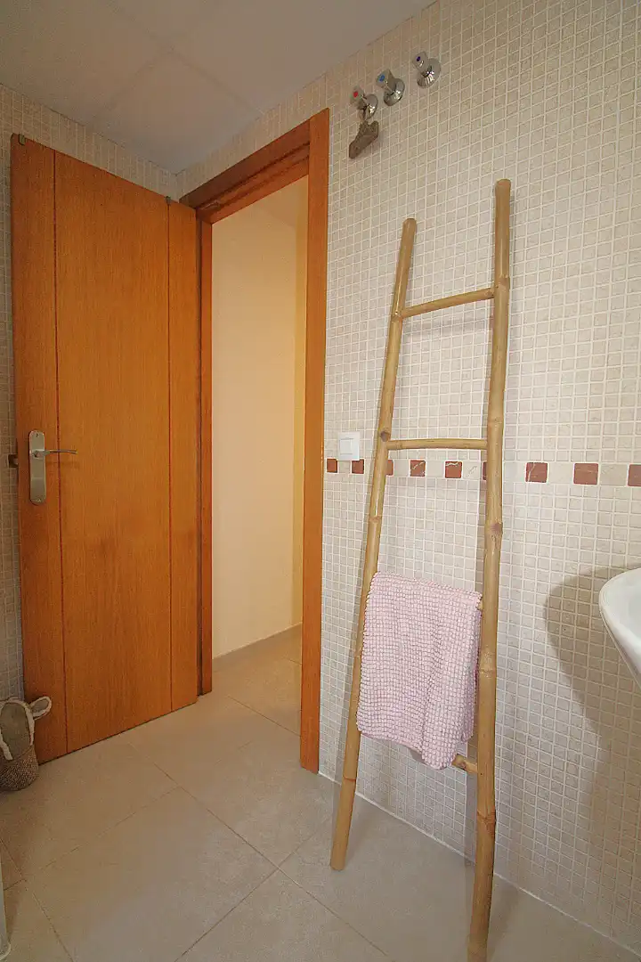 Baño de Apartamento en venta en Dénia con Aire acondicionado, Terraza y Amueblado