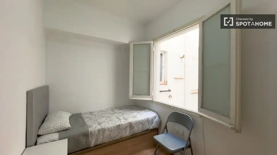 Room in Centre