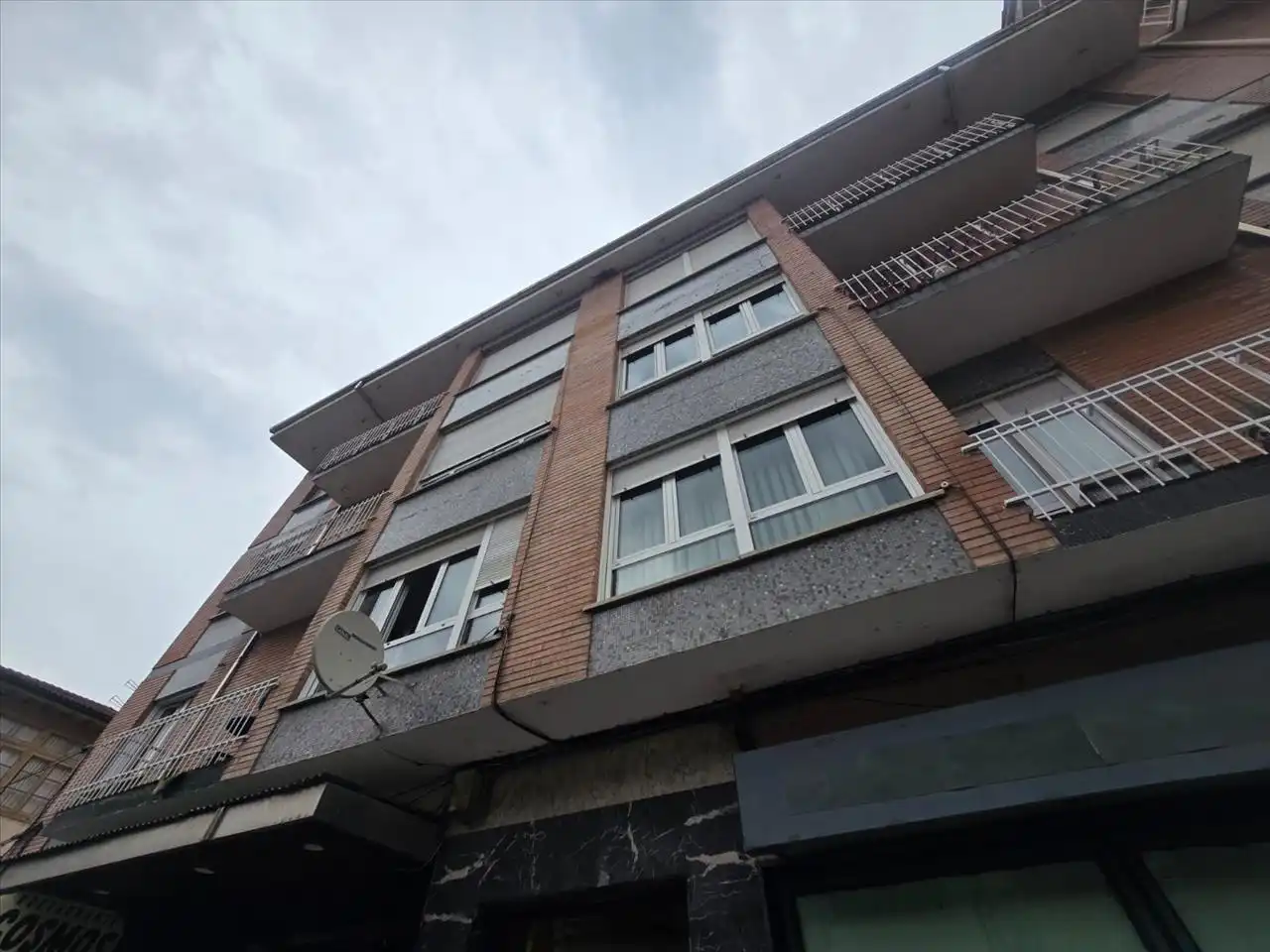Vista exterior de Pis en venda en Aller amb Balcó