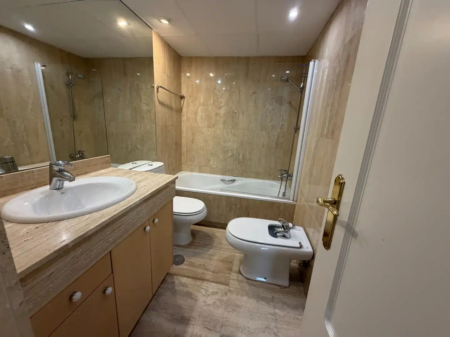 Badezimmer von Wohnung zur Miete in Sevilla mit Klimaanlage, Heizung und Parkett
