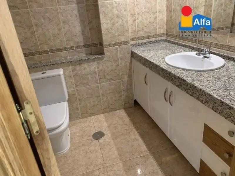 Baño de Dúplex de alquiler en Cáceres con Aire acondicionado y Calefacción