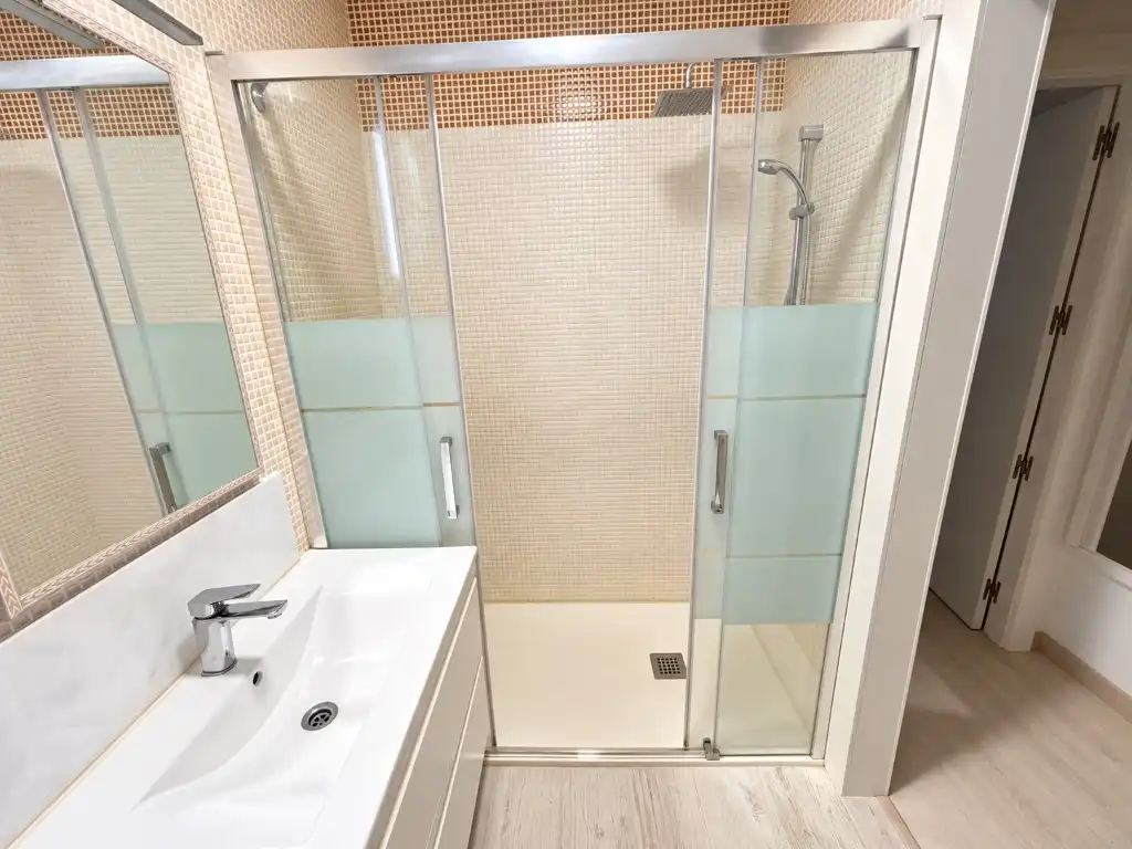 Bany de Casa o xalet en venda en Santa Pola amb Aire condicionat, Piscina i Piscina comunitària