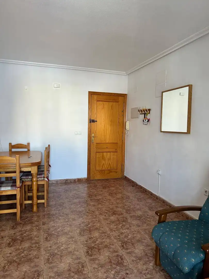 Wohnung zum Verkauf in Torrevieja mit Klimaanlage, Heizung und Privatgarten