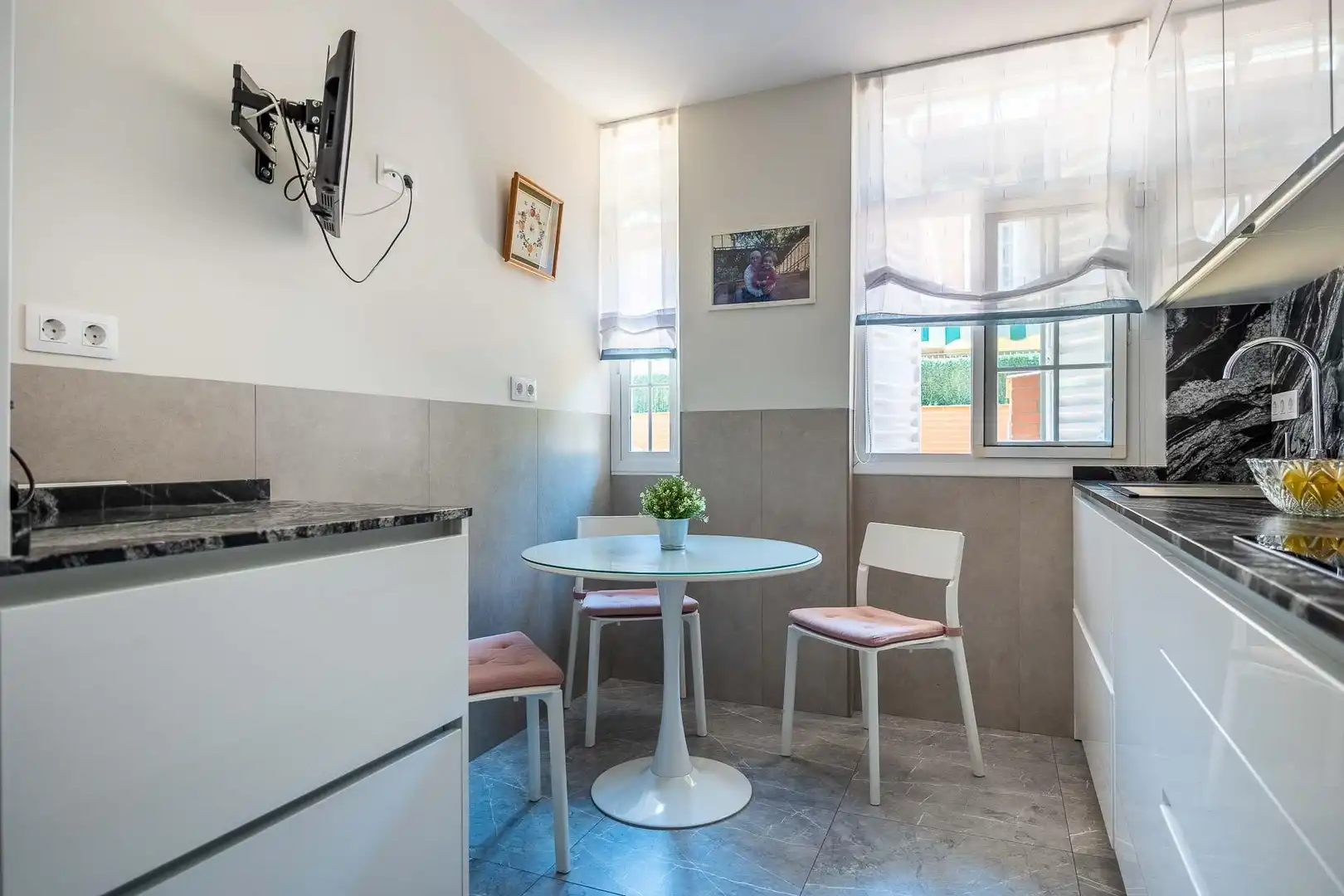 Cocina de Casa o chalet en venta en Sevilla con Aire acondicionado, Calefacción y Jardín privado