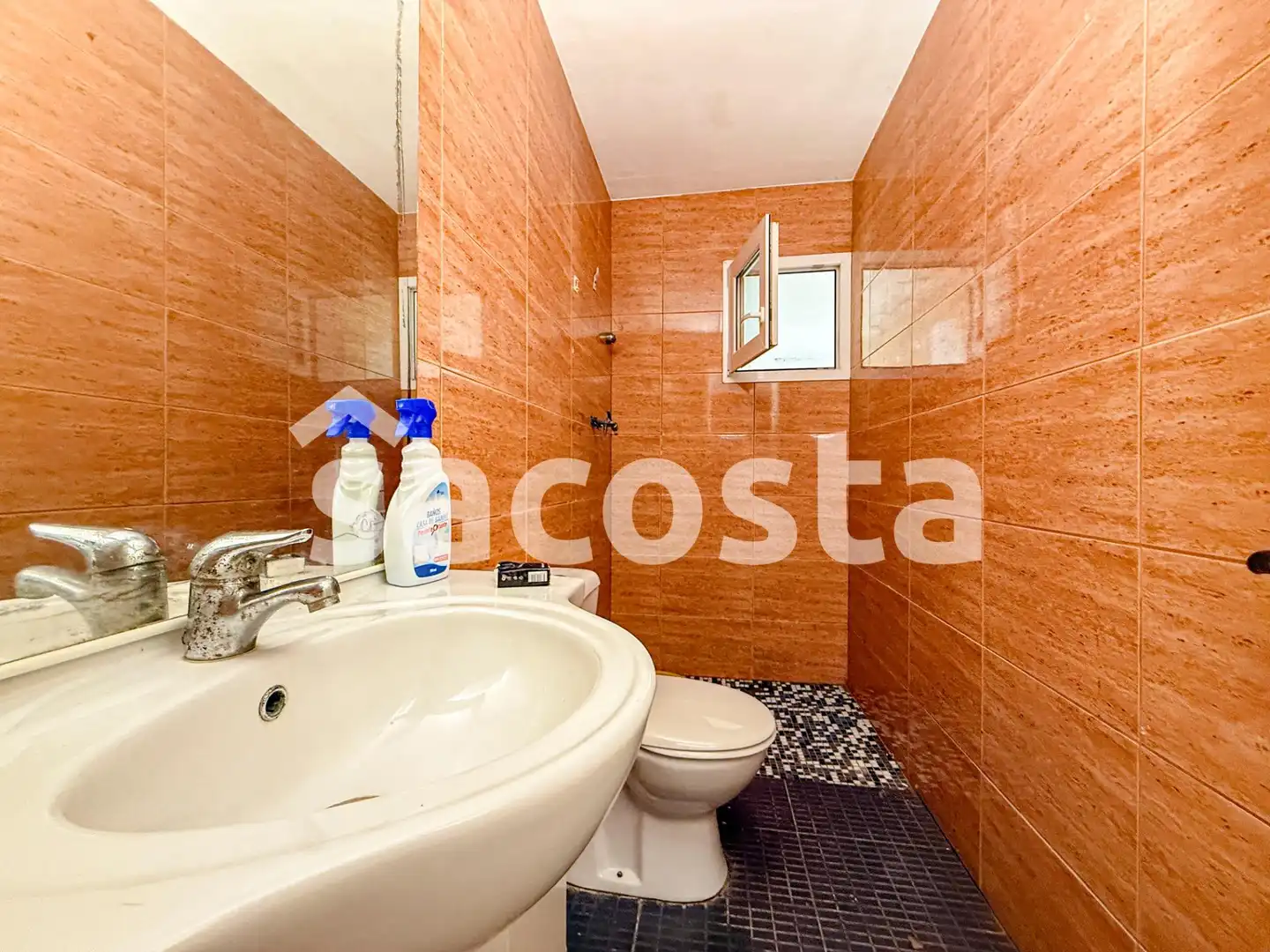 Badezimmer von Haus oder Chalet zum Verkauf in Lloret de Mar mit Klimaanlage, Heizung und Privatgarten
