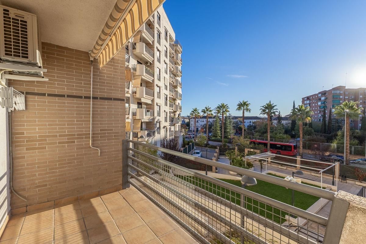 Vista exterior de Pis en venda en  Granada Capital amb Aire condicionat, Calefacció i Terrassa