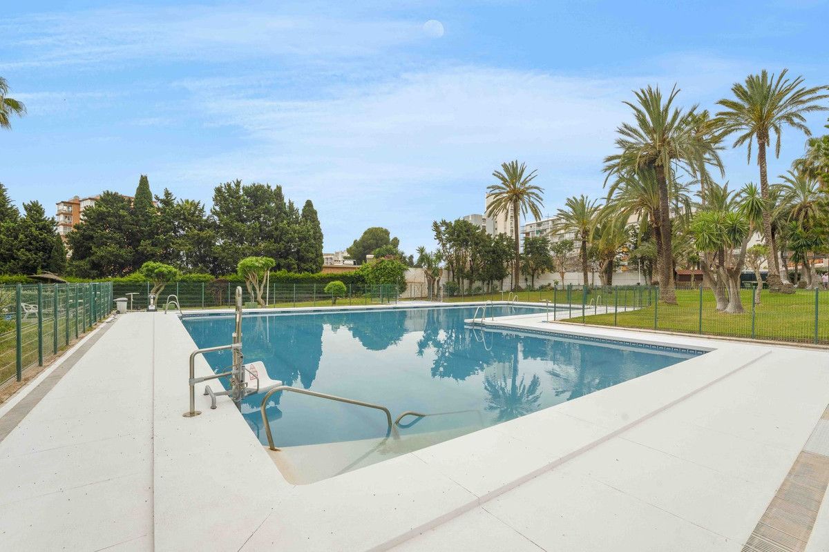 Swimming pool of Apartment for sale in Benalmádena  with Furnished and Community pool