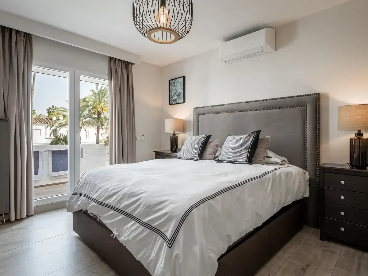 Schlafzimmer von Wohnung zur Miete in Marbella mit Klimaanlage, Privatgarten und Parkett