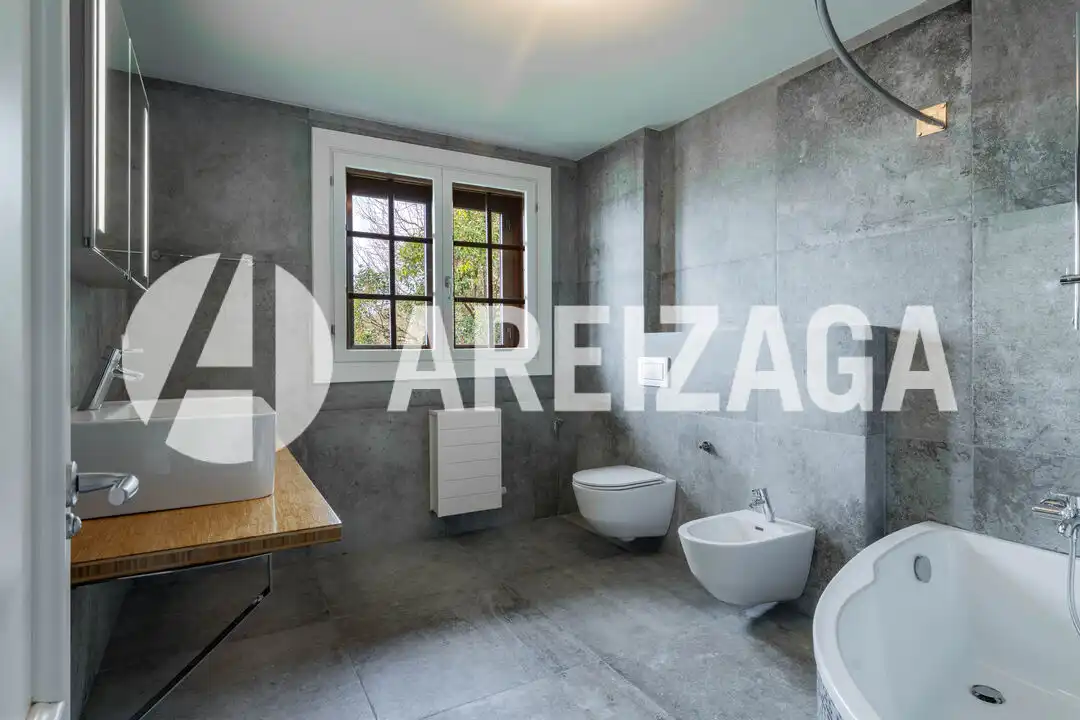Baño de Piso en venta en Donostia - San Sebastián  con Calefacción, Terraza y Trastero