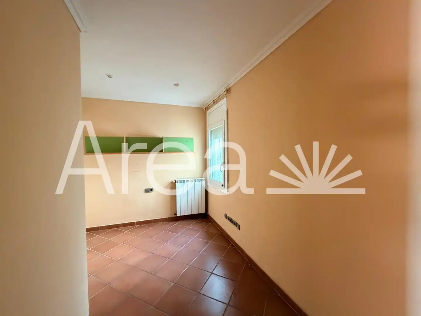 Wohnung zum Verkauf in Pineda de Mar mit Klimaanlage, Heizung und Balkon