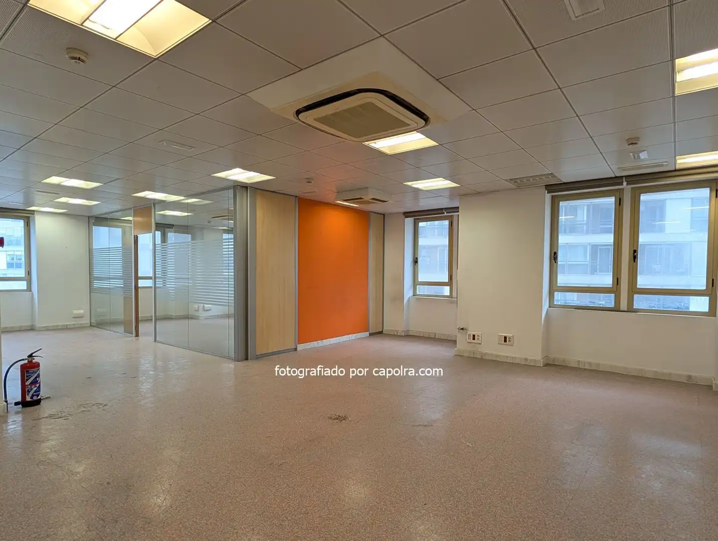 Büro zum Verkauf in Barcelona mit Klimaanlage und Heizung