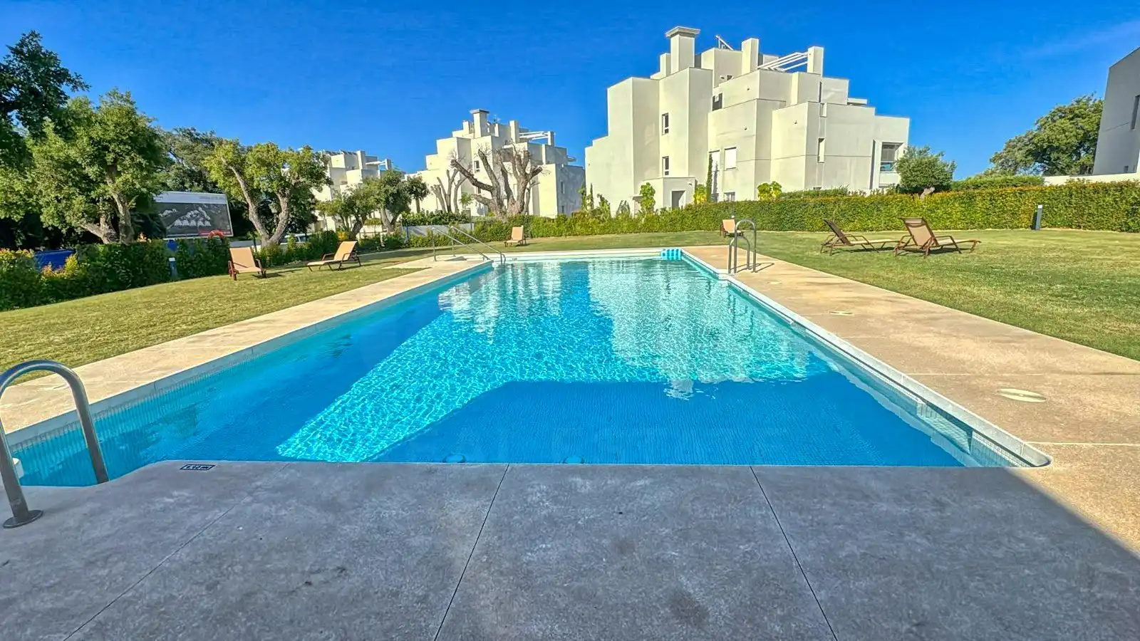 Casa aparellada amb piscina en venda a Sotogrande Alto, imagen 5