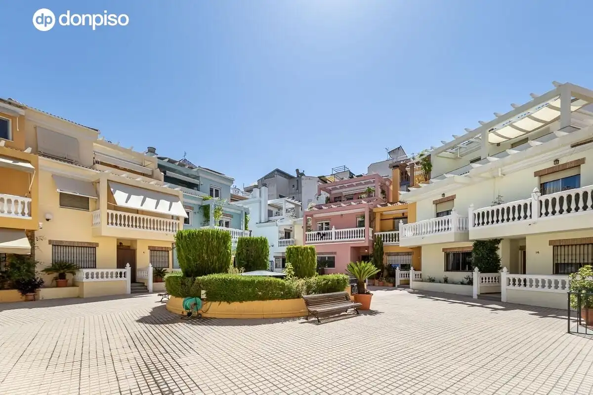Vista exterior de Casa adosada en venda en Granada amb Aire condicionat i Terrassa