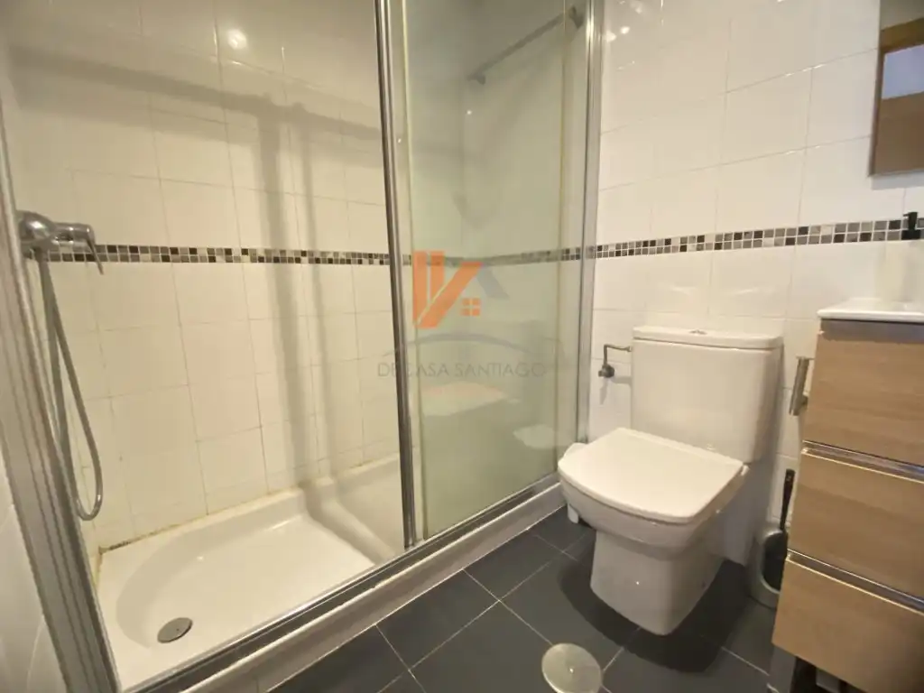 Baño de Piso de alquiler en Santiago de Compostela  con Amueblado, Horno y Lavadora
