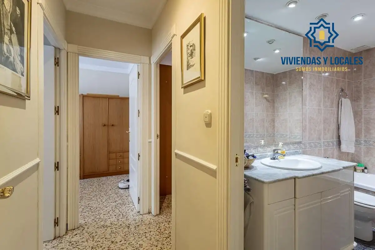 Bathroom of Flat for sale in Granada  with Heating and Terrace