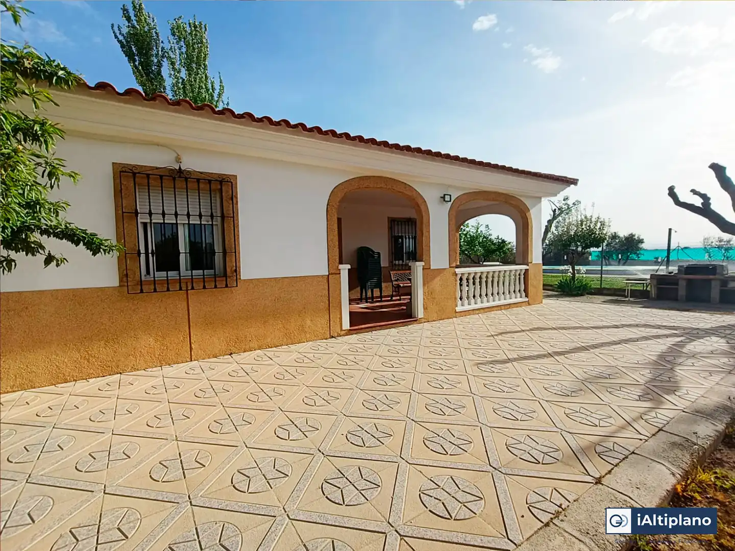 Vista exterior de Casa o xalet en venda en Baza amb Jardí privat, Piscina i Moblat