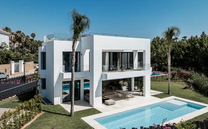 Vista exterior de Casa o xalet en venda en Estepona amb Aire condicionat, Jardí privat i Terrassa