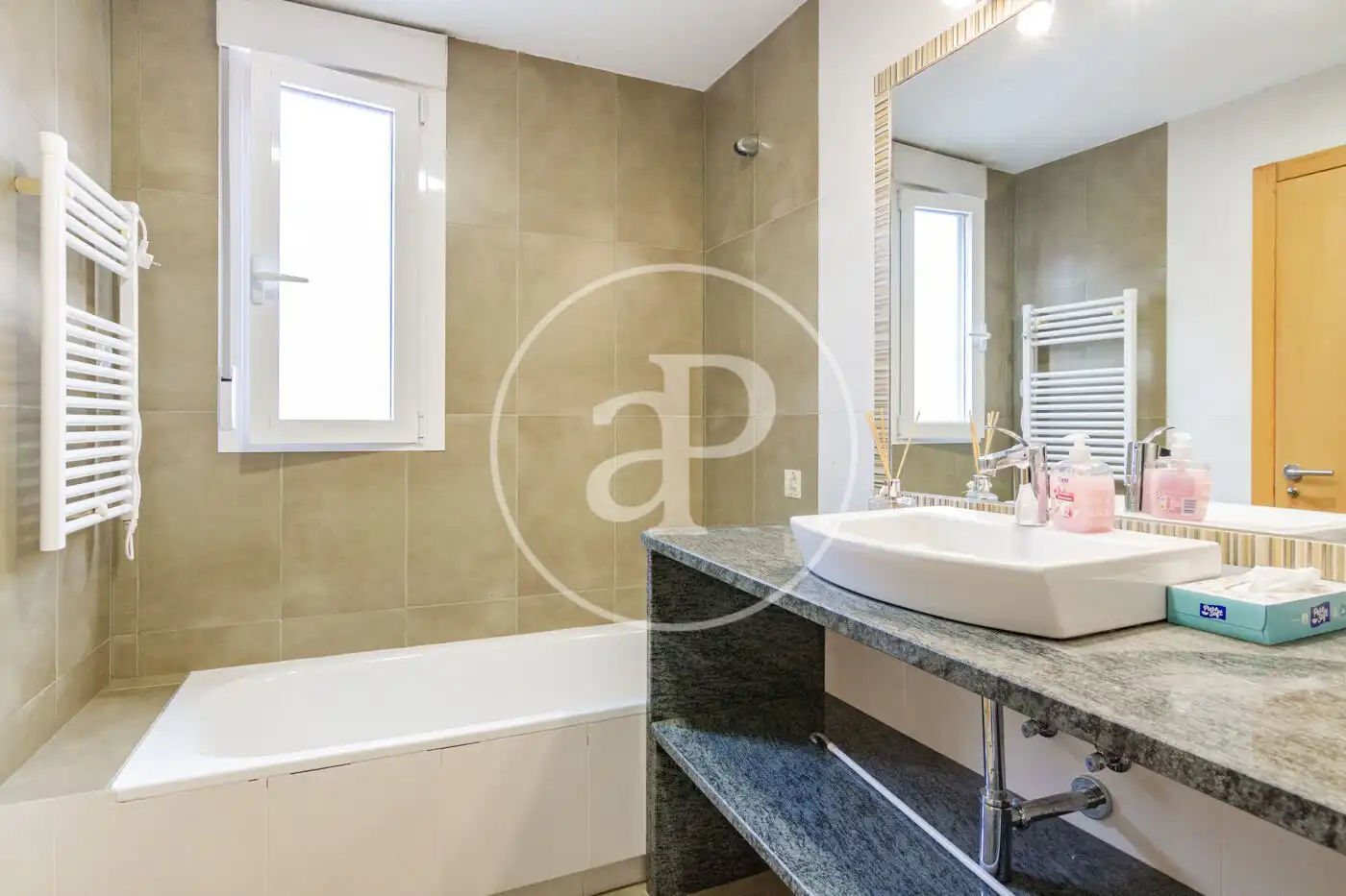 Bathroom of Flat for rent in Madrid  with Air Conditioner, Heating and Terrace
