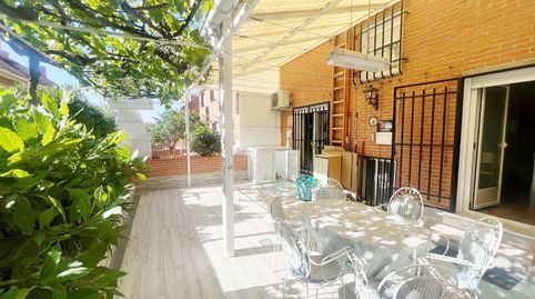 Chalet adosado de 6 habitaciones, 3 baños y completamente amueblado.