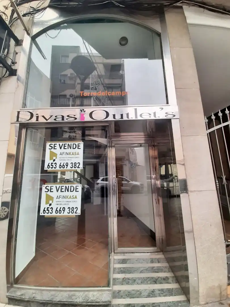 Local comercial de lloguer a Avenida Constitucion 84