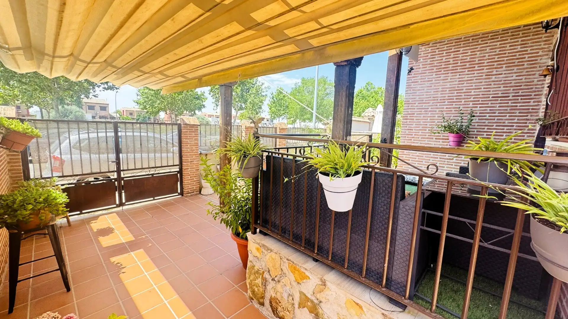 Terrassa de Casa o xalet en venda en Cedillo del Condado amb Aire condicionat, Calefacció i Jardí privat