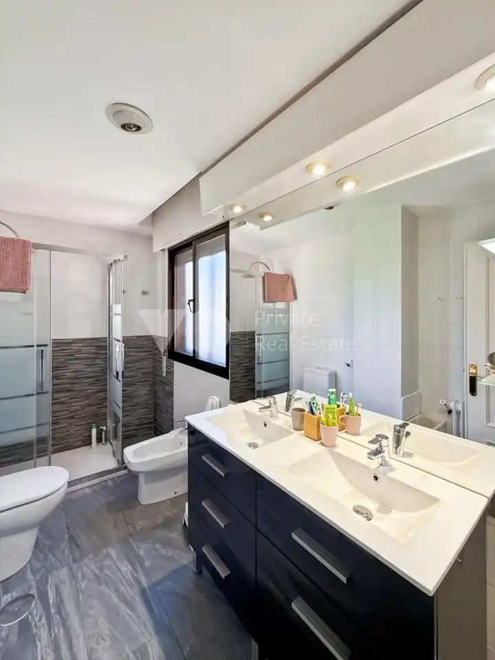 Baño de Casa adosada en venta en Majadahonda con Aire acondicionado, Calefacción y Jardín privado