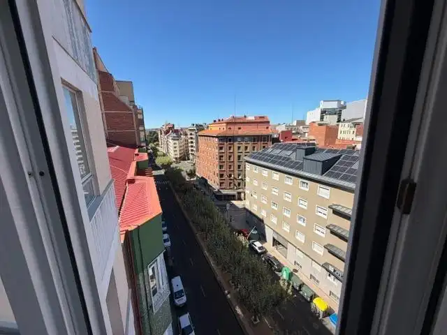 Vista exterior de Piso en venta en León Capital  con Calefacción