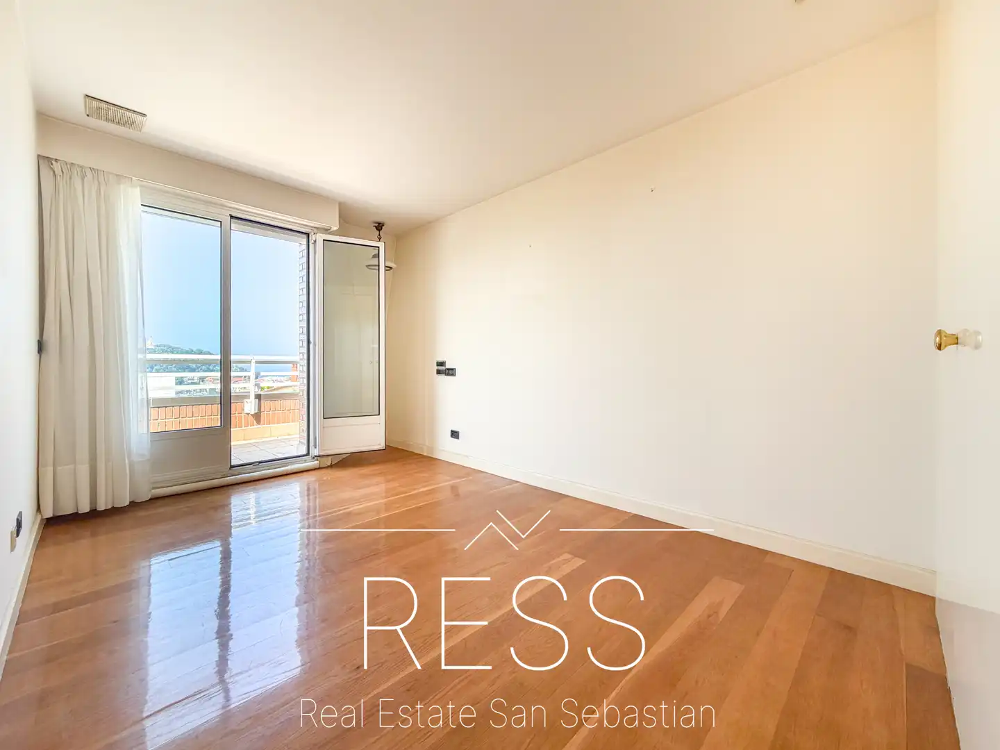 Bedroom of Attic for sale in Donostia - San Sebastián   with Air Conditioner, Heating and Terrace