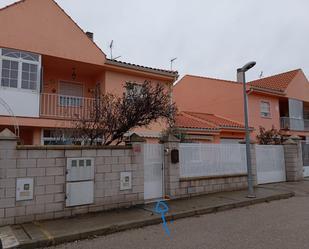 Vista exterior de Casa adosada en venda en Horcajo de Santiago amb Calefacció, Jardí privat i Piscina